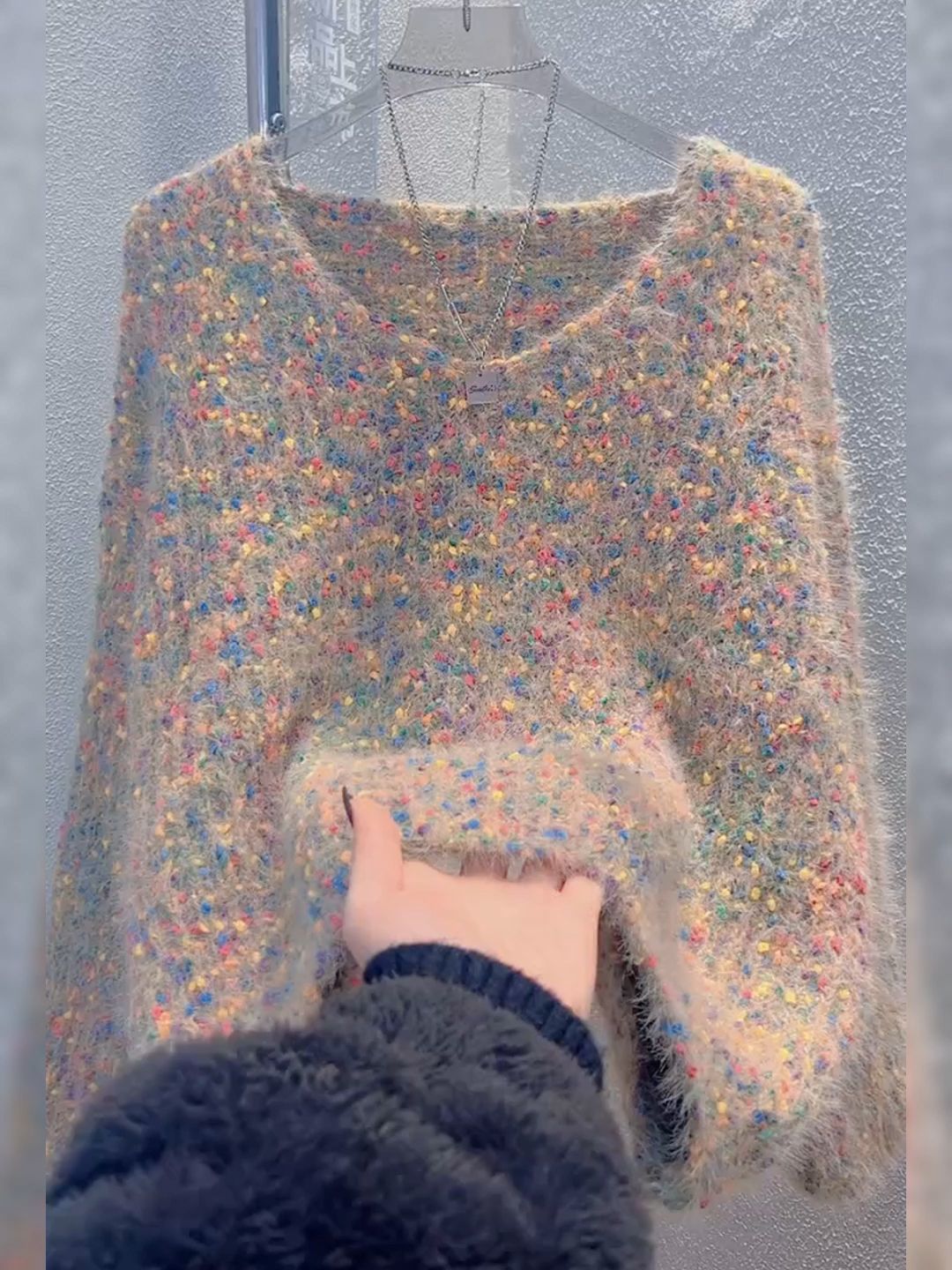 Pull court pour femme à col en V avec pois colorés
