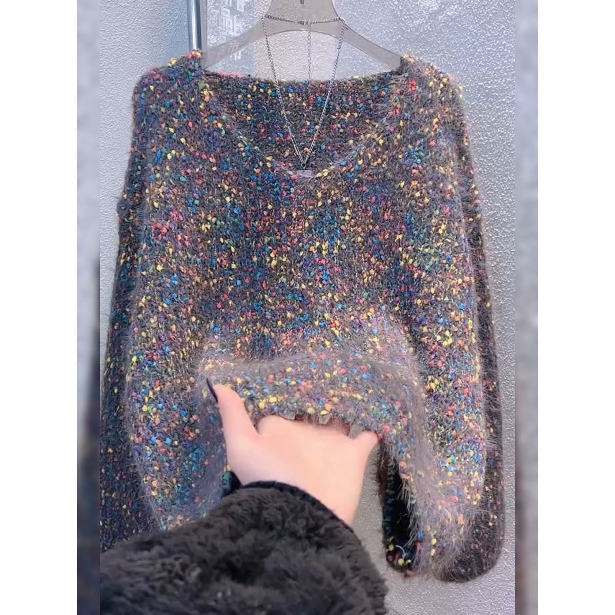 Pull court pour femme à col en V avec pois colorés