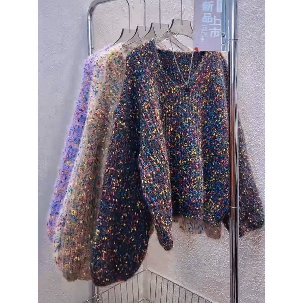 Pull court pour femme à col en V avec pois colorés